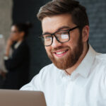 empresario feliz com nova aquisição